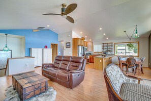TV, fireplace - South-Facing Herron Island Retreat w/ Sound Views! (Home)