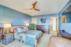 Desk, Internet, bed sheets - South-Facing Herron Island Retreat w/ Sound Views! (Home)