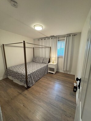 4 bedrooms, iron/ironing board, WiFi, bed sheets - Luxurious 4BR 3.5BA Retreat Near Charlotte, CLT AirPort, Sleeps 9. Gastonia, NC (Gastonia)