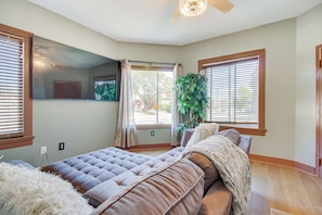 Desk, iron/ironing board, travel cot, Internet