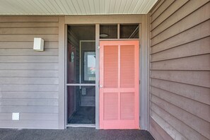 Exterior detail - Walk to Beach/ Main St <br>Family Escape w/ Balcony! (North Myrtle Beach)
