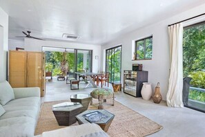 Ein modernes Wohnzimmer mit einer Couch, einem Couchtisch und einem Essbereich.