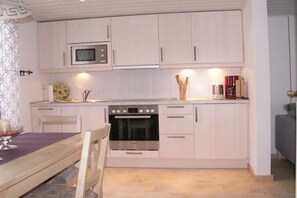 Fridge, microwave, oven, stovetop - at the Konzen-Dehren winery (Ellenz-Poltersdorf)