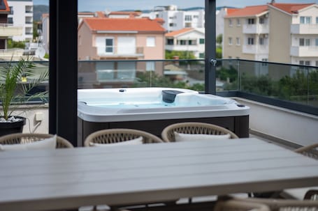 Outdoor dining. Crown Penthouse Čiovo