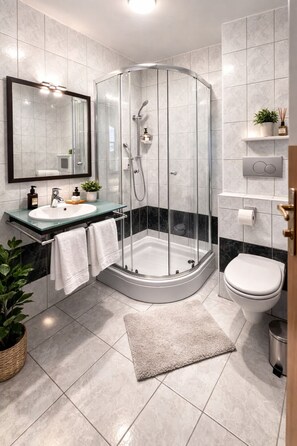 Shower, hair dryer, towels, soap - Vrbo Property (Podgora)