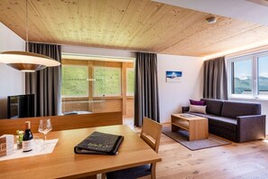 Een smart-tv en een tafeltennistafel