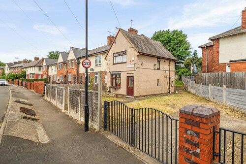 2 Bed House - Sleeps 4 - Parking - Wifi