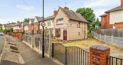 2 Bed House - Sleeps 4 - Parking - Wifi