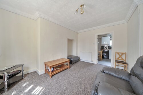2 Bed House - Sleeps 4 - Parking - Wifi