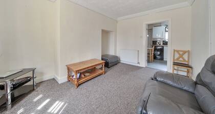 2 Bed House - Sleeps 4 - Parking - Wifi