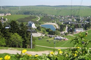 A town with a lake, buildings, and a ski lift. - Holiday apartment with 1 bedroom (Kurort Oberwiesenthal)