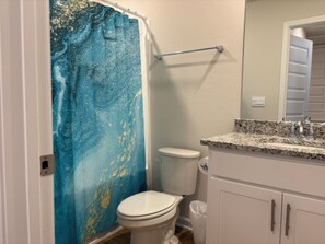 Exclusieve resortwoning, uitzicht op tuin | Badkamer | Gratis toiletartikelen, handdoeken, zeep, shampoo
