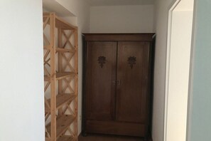 Ein Holzschrank mit zwei Türen und eine Holzregaleinheit.