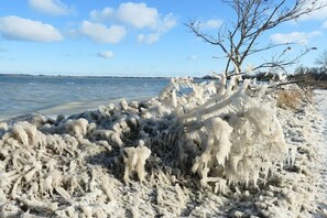 Eine gefrorene Küstenlinie mit Eisformationen.