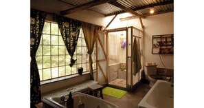 Douche, serviettes fournies, savon, papier toilette
