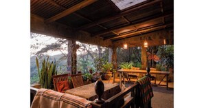 Outdoor dining - Oloile - Home By The Park (Nairobi)