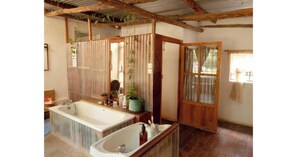 Shower, towels, soap, toilet paper - Oloile - Home By The Park (Nairobi)