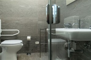 Shower, hair dryer, bidet, towels - Villa with pool and garden on Lake Trasimeno (Magione)