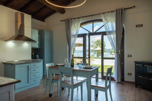 Fridge, microwave, oven, stovetop - Villa with pool and garden on Lake Trasimeno (Magione)