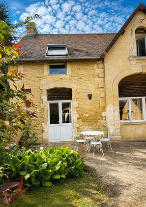 Outdoor dining - Vrbo Property (Mathieu)