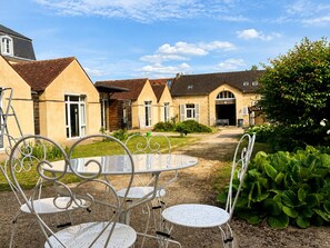 Outdoor dining - Vrbo Property (Mathieu)