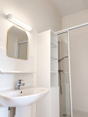 Shower, towels, soap, toilet paper - Vrbo Property (Mathieu)