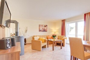 Ein modernes Wohnzimmer mit Sofa, Couchtisch und TV-Möbel.