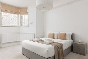 Tabla de planchar con plancha, wifi y ropa de cama 