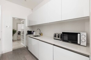 Refrigerador, microondas, horno, placa de cocina