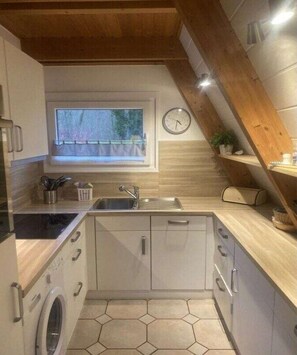 Coffee/tea maker, fridge, oven, stovetop - Holiday home in Damp with swimming pool (Damp)