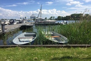 A marina with boats docked, a grassy area in the foreground, and a clear sky. - Holiday home with 4 bedrooms (Röbel\/Müritz)