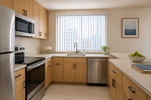 Private kitchen - Stylish 1BR Urban Retreat with Skyline Views in Downtown Toronto! (Toronto)