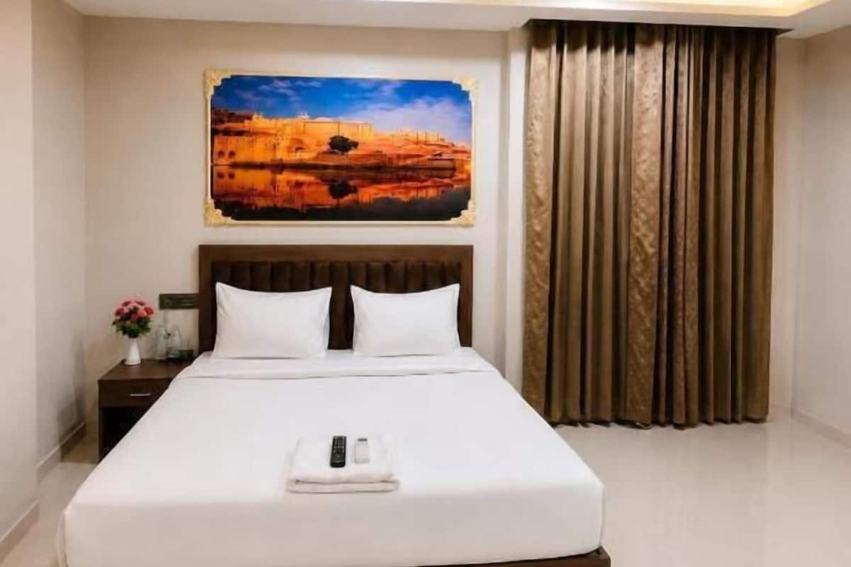 Classic Double Room | Minibar, in-room safe, desk, laptop workspace