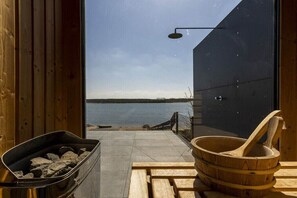 Ein Holzinterieur mit Seeblick, einem Metallbehälter und einer Holzschüssel.