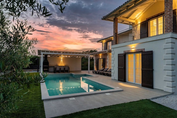 A modern house with a swimming pool, a covered patio, and a brick exterior. - Villa BrickOliva (100551-K1) - Porec (Porec)