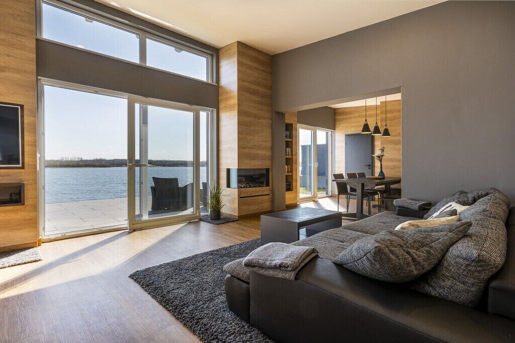 Smart-TV, Kamin, DVD-Player, Bücher