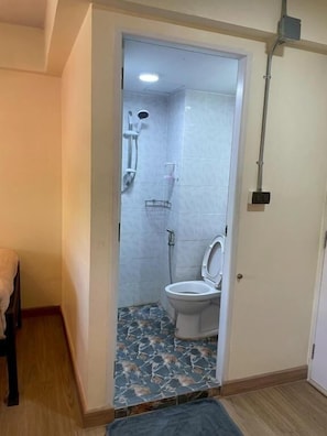 Twin Room, City View | Bathroom | Shower, free toiletries, towels, toilet paper - Banhor Residence (Chiang Mai)