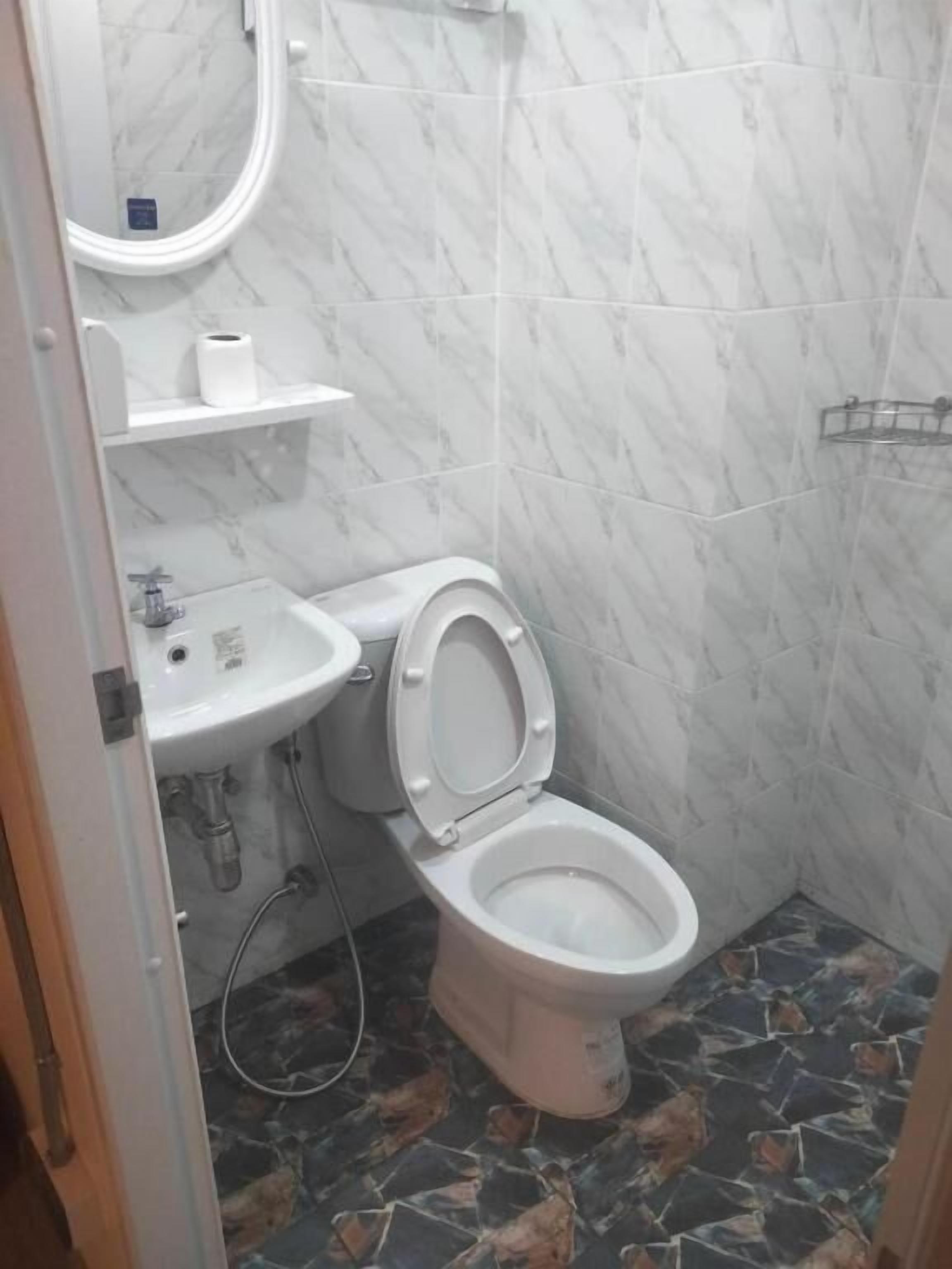 Een douche, gratis toiletartikelen, handdoeken, toiletpapier