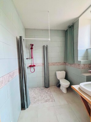 Dusche, Haartrockner, Handtücher, Toilettenpapier