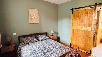 1 bedroom, bed sheets