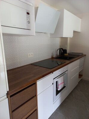 A kitchen with a microwave, oven, and a wooden countertop. - Charming, in a typical chalet and hamlet (Les Contamines-Montjoie)