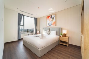 Een moderne hotelkamer met een groot bed, een nachtkastje met lamp, een raam met gordijnen en uitzicht op de stad.