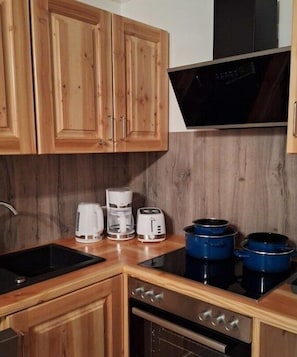 Coffee/tea maker, fridge, oven, stovetop - Bungalow with 1 bedroom (Schwielochsee \/OT Jessern)