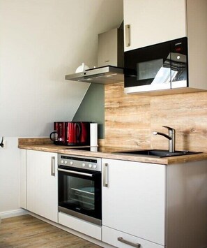 Wasserkocher mit Kaffee-/Teezubehör, Kühlschrank, Mikrowelle, Ofen