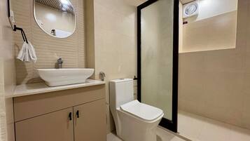 Suite, Courtyard View | Bathroom | Shower, free toiletries, hair dryer, towels