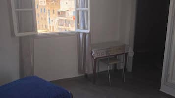 Espaço de trabalho para notebook, Wi-Fi de cortesia, roupa de cama