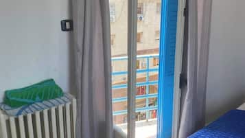 Espaço de trabalho para notebook, Wi-Fi de cortesia, roupa de cama