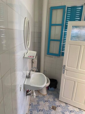 Comfort Single Room, Balcony, Garden View | Bathroom | Shower, towels, soap, shampoo - Ritza Hotel (Tunis République)