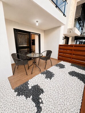 Ein modernes Interieur mit Essbereich, Treppe und Blick ins Freie.