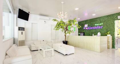 Stylish DBL Suite Escape W/ Free Wifi and Parking